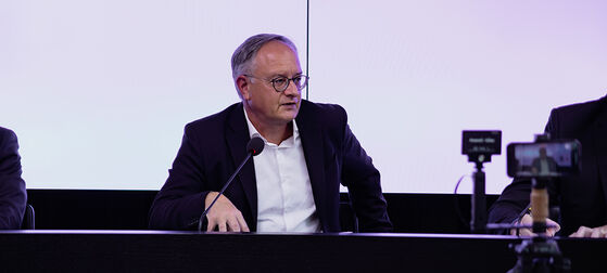 Der Landesvorsitzende der SPD Baden-Württemberg Andreas Stoch sitzt auf dem Podium der Landespressekonferenz Baden-Württemberg und spricht.